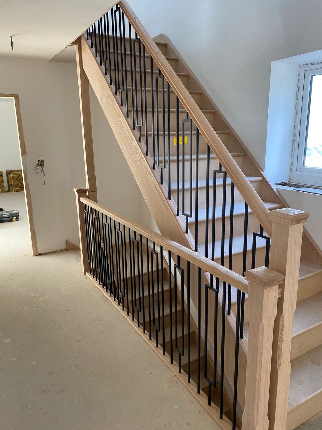 Oak staircase with black metal spindles